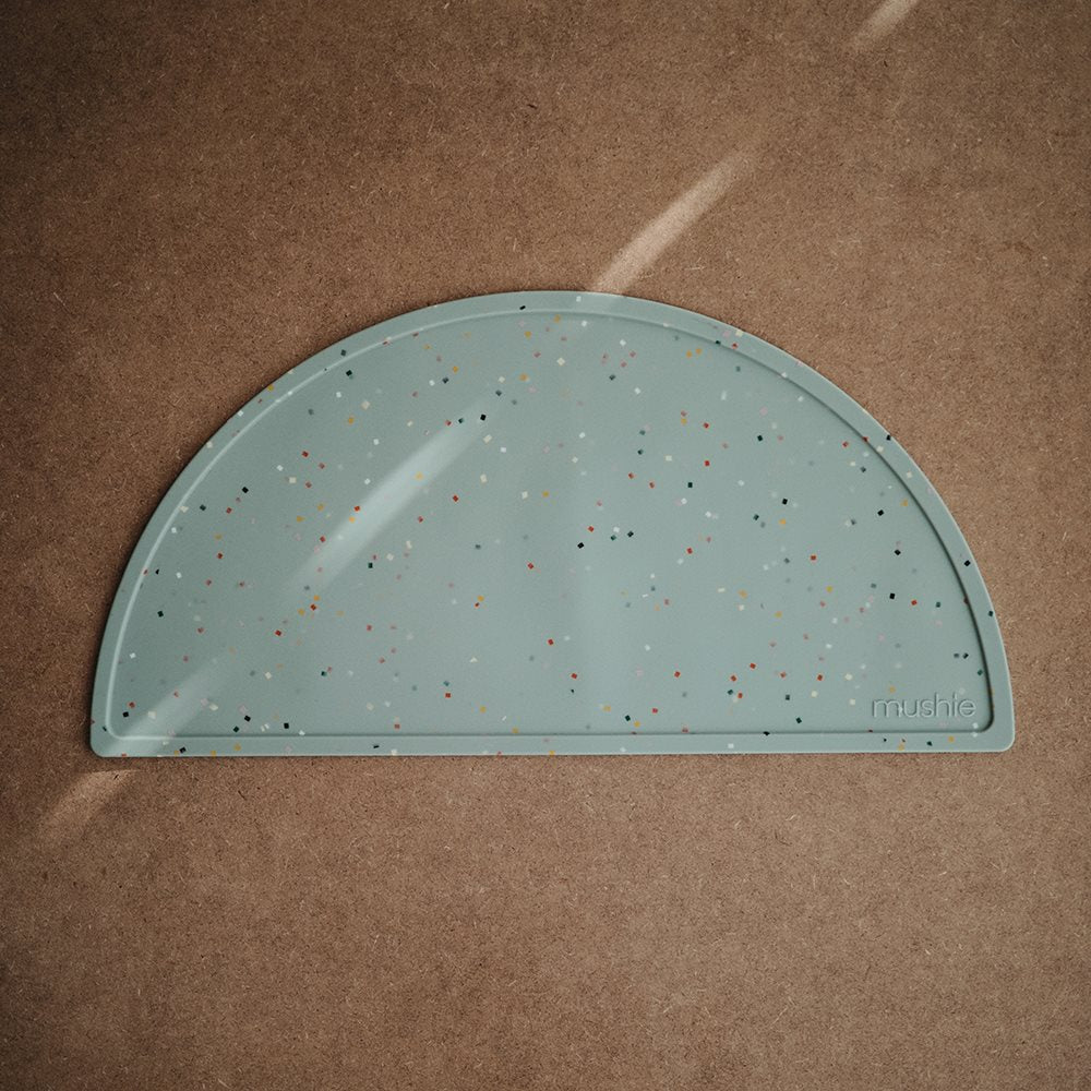Mushie silikonska podloga - Cambridge Blue Confetti