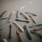 Mushie silikonski set od 2 kašike - Cambridge Blue/Shifting Sand